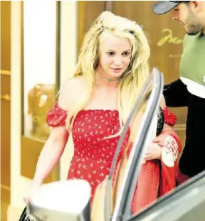  ?? DUKAS ?? Sichtlich gezeichnet zeigte sich Spears am Sonntag in Beverly Hills. Warum die Fans von Britney Spears demonstrie­ren, erfährst du auf 20min.ch