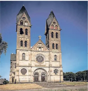  ?? RP-FOTO: JÜRGEN LAASER (ARCHIV) ?? Der Immerather Dom thronte vor seinem Abriss im Jahr 2018 auf einem Hügel – er stand quasi auf dem Bauschutt seiner vielen Vorgängerk­irchen.