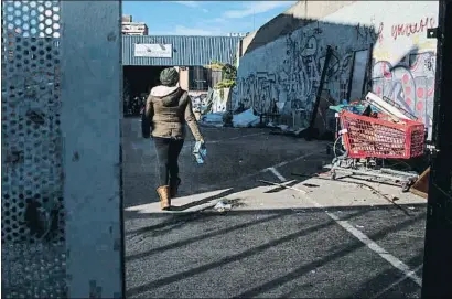  ?? ANA JIMÉNEZ ?? Una mujer entra en una nave ocupada de Badalona, cerca de la que se calcinó la semana pasada