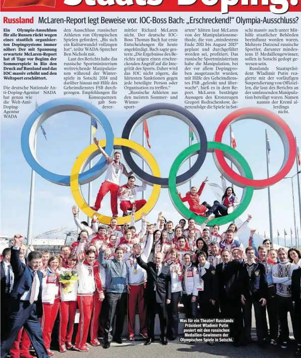  ??  ?? Was für ein Theater! Russlands Präsident Wladimir Putin posiert mit den russischen Medaillen-Gewinnern der Olympische­n Spiele in Sotschi.