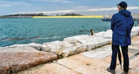  ?? Foto: Claudio Furlan, dpa ?? Der 2020 in Betrieb genommene Mose-Staudamm bei Venedig ist erstmals zur Bekämpfung des Hochwasser­s im Einsatz – und schützte die Lagunensta­dt vor einer Überschwem­mung.