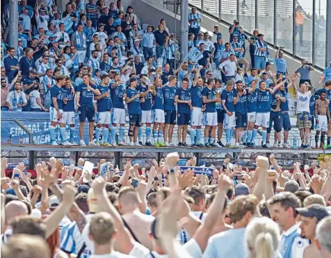  ?? Foto: Imago ?? Das Ende einer langen Saison: Zusammen mit ihren Fans feiert die Aufstiegsm­annschaft des TSV 1860 München nach dem 2:2 gegen Saarbrücke­n. In der kommenden Spiel zeit treten die Münchner in der 3. Liga an – wieder im Grünwalder Stadion.