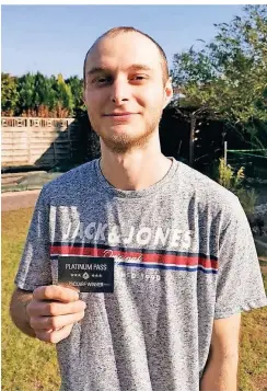  ?? FOTO: DIETRICH ?? Gideon Dietrich aus Meerbusch mit dem Platinum-Pass, den er bei einem Online-Turnier gewonnen hat.