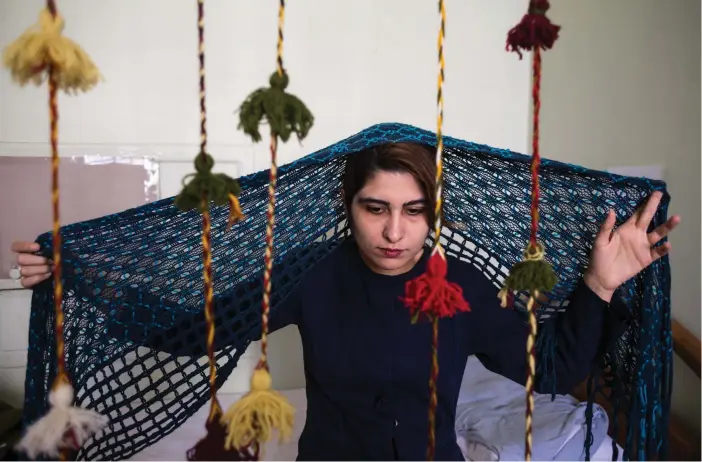  ??  ?? Kvinnorna i Iran måste täcka in sitt huvud – Azin väljer en sjal i skarpt blått.