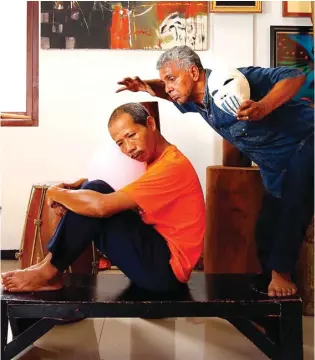  ??  ?? BERTAHAN: Suyitno (kiri) dan Nasar Al Batati memperagak­an salah satu adegan teater berjudul Teroris. Mereka adalah dua seniman teater yang masih bersama Bengkel Muda Surabaya.