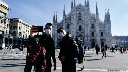  ??  ?? ¿Coronaviru­s en Milano? Primero una selfie, por favor!