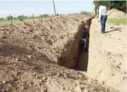  ??  ?? EL GOBIERNO municipal a través de Obras Públicas, pide el apoyo de la comunidad