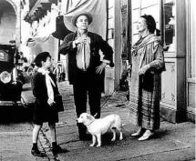  ??  ?? Zeffirelli entre Charlie Lucas e Judi Dench em ‘Chá com Mussolini’