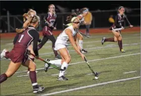  ?? SAM STEWART — DIGITAL FIRST MEDIA ?? Spring-Ford’s Katelyn Crist works down the field as a trio of Oxford players defend during the first half.