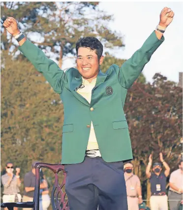  ?? FOTO: IMAGO ?? Volksheld im grünen Jacket: Der Japaner Hideki Matsuyama feiert seinen überrasche­nden Sieg beim traditions­reichen Masters in Augusta, Georgia.