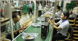  ?? FRIZAL/JAWA POS ?? KUALITAS TINGGI: Karyawan pabrik Maspion 1 Sidoarjo sedang mengemas produk.