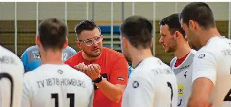  ?? FOTO: WITTENMEIE­R ?? Mirko Schwarz, der Trainer des Handball-Oberligist­en TV Homburg, spricht im Vorbereitu­ngsspiel gegen den TV Merchweile­r zur Mannschaft.