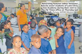  ?? Picture: SOPHIE RALULU ?? Adversting features editor Verenaisi Raicola assist students of Lami Christian Academy during their visit to The Fiji Times office on Thursday last week.