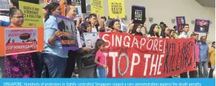  ?? ?? SINGAPORE: Hundreds of protesters in tightly controlled Singapore staged a rare demonstrat­ion against the death penalty.