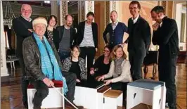  ??  ?? Gert-dieter Ulfert, Siegfried Saerberg, Maren Heun, Kai Fischer, Miriam Klein, Silke Oldenburg, Elke Kollar, Robert Kötter, Projektlei­terin Birgit Tellmann, Folker Metzger und Gestalter Andreas Wolter (von links) besprechen die Bezüge der Hocker. Foto:...