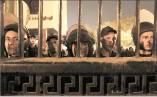  ??  ?? رجال شرطة مكافحة الشغب المصرية خلال احتجاج لمتظاهرين ضد قانون
«التظاهر » أمام البرلمان مساء أمس الأول
)رويترز(
