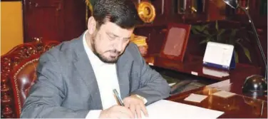 ?? Twitter photo ?? Ghulam Ali signs a summary sent by the KP chief minister dissolving the provincial assembly on Wednesday.