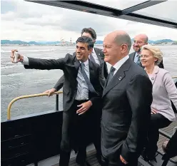  ?? ?? El primer ministro británico Rishi Sunak toma un “selfie” con parte de sus compañeros en la cumbre de Hiroshima.