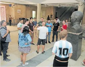  ??  ?? Tomás A. Ducó. El busto del responsabl­e del estadio de Huracán.