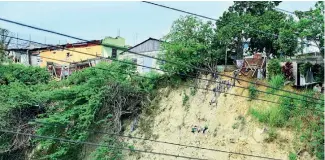  ?? RICARDO FLETE ?? Casas a punto de caer al río Yaque del Norte.