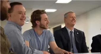  ?? MARY MARKOS / BOSTON HERALD ?? DOING A ‘TERRIFIC JOB’: Turning 22 program participan­t Peter Johnson, Program Health and Wellness coach Sammy Hurwitz and Gov. Charlie Baker discuss the program Monday at the Price Center in Newton.