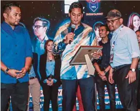  ?? [FOTO SAIRIEN NAFIS/BH] ?? Khairy Jamaluddin membaca deklarasi MES 2017 di Kuala Lumpur, semalam.