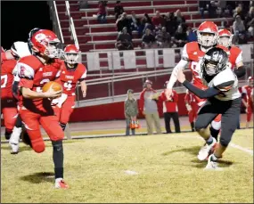  ?? TIMES photograph­s by Annette Beard ?? Blackhawk junior Gavin Warden (No. 26) manuevers to stop the Tiger ball carrier Friday night.