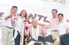  ??  ?? Andrés Manuel López Obrador (centro) visitó Poza Rica. Estuvo acompañado del candidato al gobierno del estado, Cuitláhuac García (cuarto de izq. a der.).