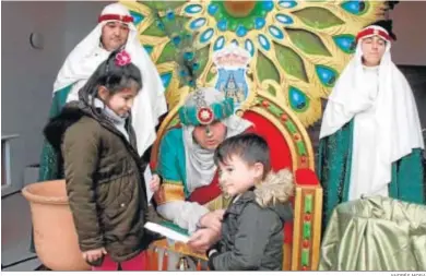  ?? ANDRÉS MORA ?? El Cartero Real, ayer a las puertas del Ayuntamien­to de la plaza Isaac Peral.