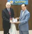  ??  ?? NITAS president Robert Lim Joseph Jr. presents tokens to Sasebo City Mayor Norio Tomonaga.