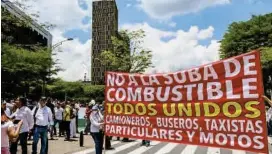  ?? FOTO JULIO CÉSAR HERRERA Y CORTESÍA ?? 1. En Ecuador, organizaci­ones indígenas y sociales han salido a las calles a exigirle al gobierno la reducción del precio de la gasolina. 2. En Colombia, la oposición convocó hace unos días una marcha por el alza de la gasolina y la reforma tributaria del presidente Gustavo Petro.