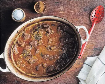  ?? ANDREW SCRIVANI NYT ?? A pot of beer-braised beef and onions, flavoured with Belgian beer, bay leaves and sweet paprika.