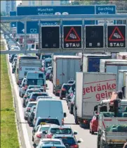  ??  ?? Der Urlaub beginn mit Staus auf den Autobahnen.