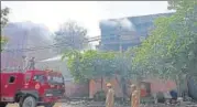  ?? SANCHIT KHANNA/HT PHOTO ?? Firefighte­rs dousing the blaze in two adjacent factories in outer Delhi’s Udyog Nagar area on Sunday.