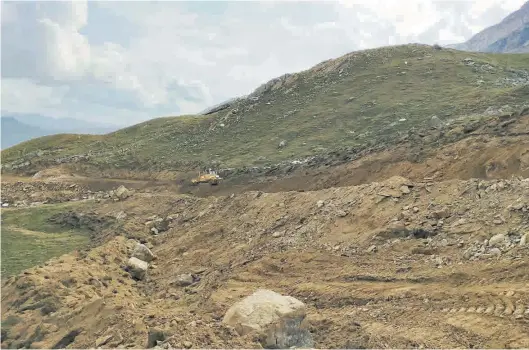  ?? PLATAFORMA EN DEFENSA DE LAS MONTAÑAS ?? Una de las excavadora­s de Aramon preparando los accesos al valle de Castanesa el pasado mes de septiembre.