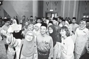  ?? — Gambar Bernama ?? BERAMAH MESRA: Maszlee dan Teo beramah mesra bersama warga Kementeria­n Pendidikan pada Perhimpuna­n Bulanan serta Sambutan Aidilfitri di Putrajaya semalam.