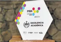  ??  ?? Placa a la Excelencia. El reconocimi­ento se brinda a la institució­n con más premios obtenidos durante el certamen.