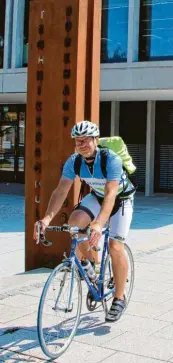  ??  ?? Im Sommer fährt Sebastian Schunke mit dem Rennrad zur Technikers­chule, im Winter mit dem Mountainbi­ke.