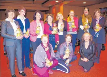  ?? FOTO: ANGELA KÖRNER-ARMBRUSTER ?? Monika Brobeil (stehend v. l.), Judith Seifert, Petra Krebs, Waltraud Riek, Hilde Mattheis, Lea Sharon Fritz, Anja Reinalter, Renate Schlegel sowie (kniend v. l.) Andrea Sülzle, Corinna Palm und Sigrid Arnold erhielten als Geschenk Kürnbacher Honig,...