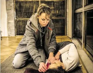  ?? BILD: SN/ZDF/H. HUBACH ?? Winnie Heller (Lisa Wagner) findet ihre Psychiater­in (Lena Stolze) schwer verletzt auf.