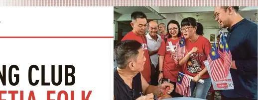  ?? BERNAMA PIX ?? Pakatan Harapan candidate Wong Siew Ki (second from right) for the Balakong by-election distributi­ng the Jalur Gemilang to residents in Pekan Batu 11.