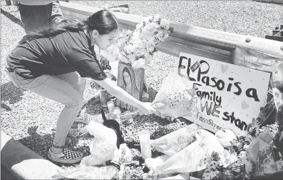  ??  ?? ▲ Residentes de El Paso, Texas, colocan flores y veladoras afuera del Walmart de Cielo Vista, en memoria de las víctimas de un multihomic­ida, en un ataque que autoridade­s investigan como posible crimen de odio. Foto Afp