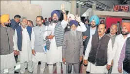  ?? HT PHOTO ?? Former minister Bikram Singh Majithia, SAD legislativ­e party leader Sharanjit Singh Dhillon and MLA Pawan Kumar Tinu with other leaders during a protest.
