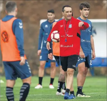  ??  ?? ESPECIAL. José Luis Oltra vuelve al banquillo del Tenerife ante uno de sus exequipos, el Córdoba.