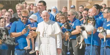  ??  ?? El papa Francisco se reunió ayer con miembros de una asociación de entrenador­es de perros, en la Plaza de San Pedro.