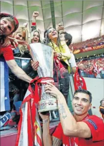  ??  ?? Reyes celebra con la afición sevillista el título de 2015.