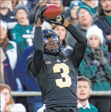  ?? Michael Conroy The Associated Press ?? Purdue wide receiver David Bell makes a reception during the Boilermake­rs’ 40-29 win over Michigan State on Saturday, ending the Spartans’ unbeaten season.