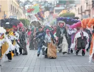  ??  ?? Danza de los “chivarrudo­s”, uno de los siete tipos de “hue hues”.