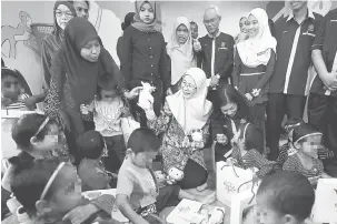  ?? — Gambar Bernama ?? MESRA: Wan Azizah beramah mesra dengan penghuni-penghuni ketika lawatan ke Rumah KanakKanak Sultanah Hajjah Kalsom dekat Kuantan, semalam.