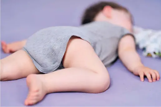  ?? Foto: dpa ?? Decke runter und viel Luft ans Kind: So schlafen Babys bei Hitze entspannte­r.